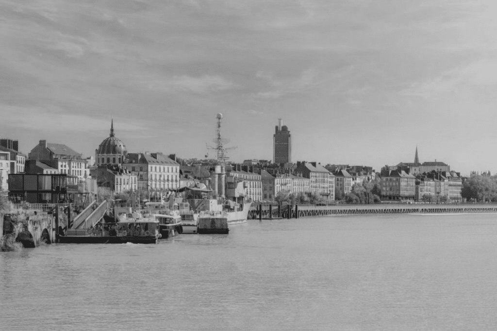 Skyline Nantes Métropole – Panorama ville historique et moderne pour rénovation énergétique